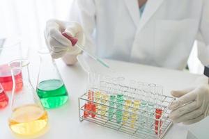 Wissenschaftler hält Reagenzglas im Wissenschaftslabor foto