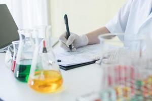 Forscher schreiben Testergebnisse in einem Labor
