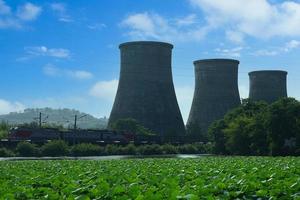 artem, primorsky krai - 5. august 2019 landschaft mit blick auf ein wärmekraftwerk foto