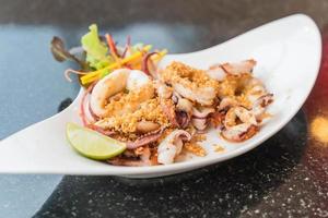 gebratener Tintenfisch mit Knoblauch auf einem Teller foto