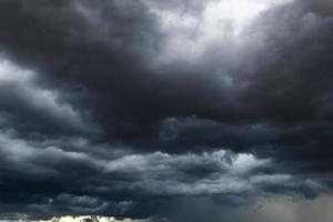 der dunkle himmel mit zusammenlaufenden schweren wolken und einem heftigen sturm vor dem regen. schlechter wetterhimmel. foto