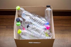 plastikflaschen im recyclingkonzept für die wiederverwendung von papierboxen foto