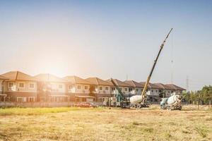 Hausbau auf der Baustelle mit Kranwagen foto