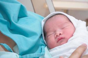 glückliche mutter und neugeborenes baby im krankenhaus foto