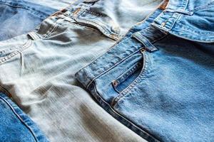 Viele Denim-Blue-Jeans-Hintergrund foto