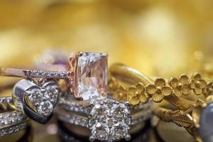 luxusgoldschmuckdiamant und rosa topasringe mit reflexion auf schwarzem hintergrund foto