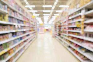 Supermarkt Discounter Gang und Produktregale Innenraum defokussiert abstrakten unscharfen Hintergrund foto