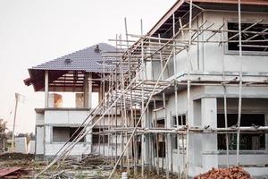 Bau neues Wohnhaus im Gange auf der Baustelle foto