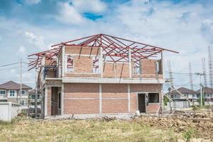 Bau neues Wohnhaus im Gange auf der Baustelle foto