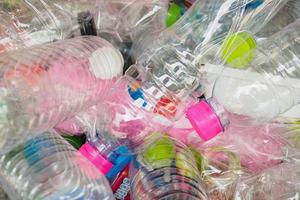 Plastikflaschen in der Recycling-Müllstation foto