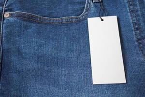 Blue Jeans mit leerem weißen Preisschild foto
