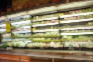 Abstrakte Unschärfe organisches frisches Obst und Gemüse in Lebensmittelregalen im Supermarktgeschäft defokussierter Bokeh-heller Hintergrund foto