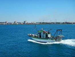 Fischerboot, das auf dem Fluss segelt foto