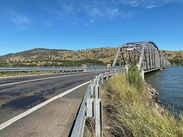 albury, new south wales, 2022 - die bethanga oder bellbridge bridge ist eine stahlfachwerk-straßenbrücke, die den riverina-highway über den lake hume führt, einen künstlichen see am murray river in australien. foto