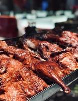 Braten-Enten-Barbecue auf dem Grill-Pro-Foto foto