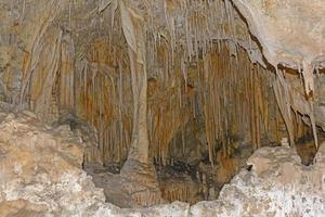 eine Fülle von Stalaktiten in einem Höhlenraum foto