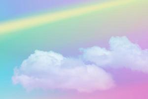 schönheit süß pastellgrün gelb bunt mit flauschigen wolken am himmel. mehrfarbiges Regenbogenbild. abstrakte Fantasie wachsendes Licht foto