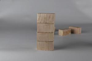 Spielzeugwürfel aus Holz auf weißem Hintergrund foto