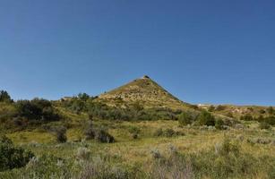 Pyramidenförmiger Hügel in der Landschaft von North Dakota foto