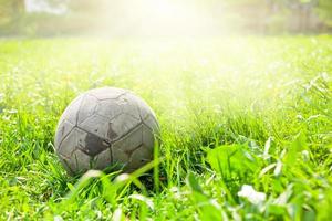 Alter Fußball auf dem grünen Rasen