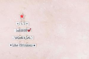 weihnachtliche dekorative hölzerne Girlande mit Text foto