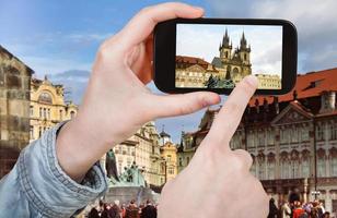 tourist, der foto des altstädter platzes in prag macht