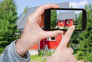 Tourist, der Foto des neuen kleinen Landhauses macht