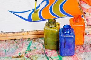 Malerei und Flaschen mit Farbstoffen foto