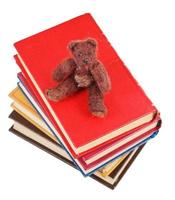 Draufsicht des weichen Spielzeugbären sitzt auf Büchern foto