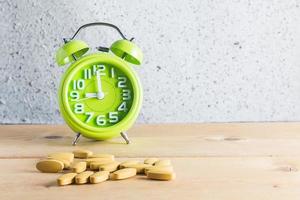 Medizin und Uhr auf Holzhintergrund foto