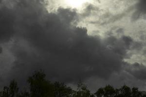 Regenwolken im Himmel. es wird regnen. graue Wolken. foto