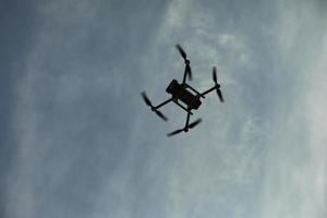 Drohne im Himmel. Quadrokopter fliegt in der Luft. Überwachung aus der Höhe. vier Propeller. foto