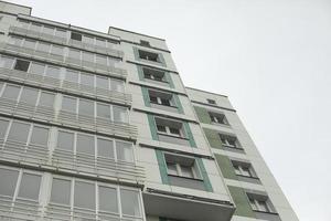 Gebäude in der Stadt. Architekturdetails. viele Fenster im Haus. foto