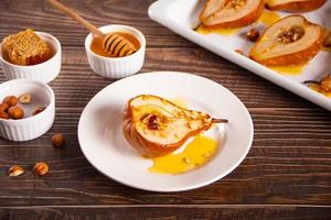 Honig oder Ahornsirup Bratbirnen mit Walnüssen. vegetarische Ernährung Gesundheit leckeres Dessert. foto