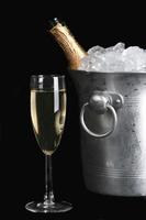 Champagner lokalisiert auf einem schwarzen Hintergrund foto