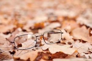 verlorene Brille als Symbol für plötzlichen Sehverlust. foto