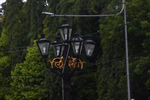 Foto einer alten Straßenlaterne, die am Abend an der Seite einer Stadtstraße aufgenommen wurde