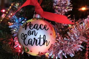 Frieden auf Erden Weihnachtsdekoration auf einem Weihnachtsbaum foto