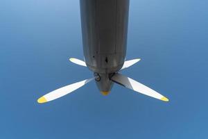 Flugzeugpropeller von Militärflugzeugen, Kopierraum. Hintergrund des blauen Himmels. foto