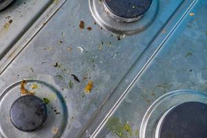 schmutzige Herdplatte mit Ölspritzern, Fettflecken und Essensresten foto