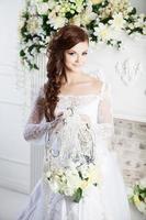 Porträt der schönen Braut. Hochzeitskleid. Dekoration foto