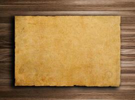 altes Papier auf brauner Holzstruktur mit natürlichen Mustern