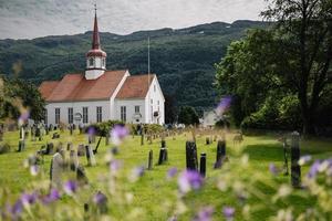 die kirche im zentrum von nordfjordeid in norwegen foto