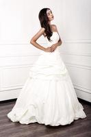 schöne junge Braut im eleganten Hochzeitskleid foto