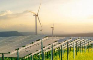 nachhaltige Energie. Solar- und Windturbinenpark. nachhaltige Ressourcen. Sonne, Windkraft. erneuerbare Energie. nachhaltige Entwicklung. Photovoltaik-Panel. grüne Energie. alternative Stromquelle.
