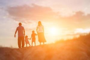 glückliche familie, die auf der straße in der sonnenuntergangszeit tanzt. Abendparty in der Natur foto