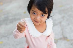 Porträt eines entzückenden kleinen Mädchens foto