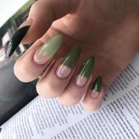 stilvolle trendige grüne weibliche maniküre.hände einer frau mit grüner maniküre auf nägeln foto