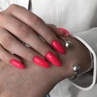 stilvolle trendige rote weibliche maniküre.hände einer frau mit roter maniküre auf nägeln foto