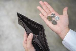 geschäftsmann, der eine leere brieftasche hält. er stand vor einer stressigen Krise. er wartet auf einen neuen job, rezessionssituation, bankrott, verzweiflungskrisenkonzept. foto